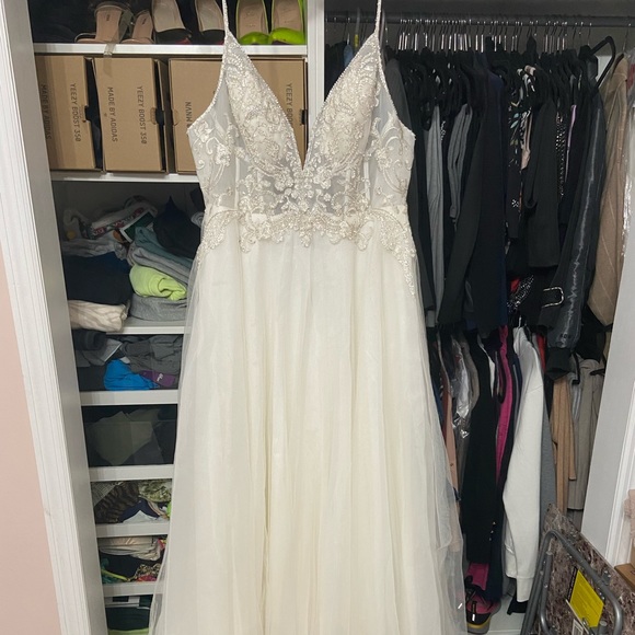 Gallina Signature wedding gown brand new never worn or tailored. Size 10. - Picture 2 of 7